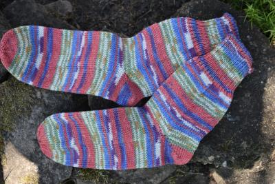41 - 42 gestrickte Socken Hochleistungswolle Opal Sport rot/blau