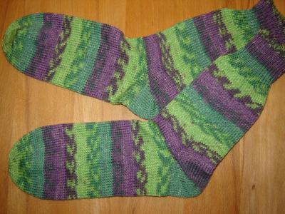 Gestrickte Socken in Ihrer Wunschgröße Opal Play grün/lila