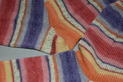 Preview: Gestrickte Socken Wollsocken Opal Love apricot/lila/rot