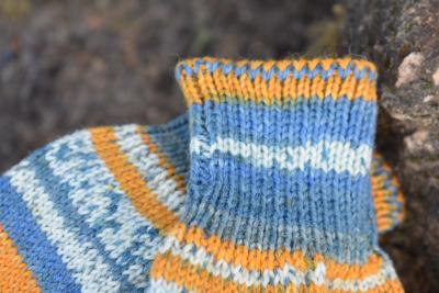 Preview: 41 - 42  gestrickte Socken Wollsocken Opal Popcorn gelb/blau