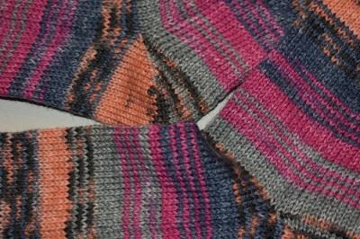 Preview: Gestrickte Socken Kuschel- Socken Opal Energy lila/grau