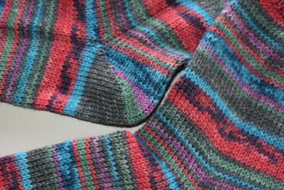 Preview: 43 - 44 gestrickte Socken Opal Hobby & Handwerk - rot trifft grün türkis