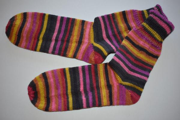 Gestrickte Socken Wollsocken Lana Grossa braun trifft pink/ocker