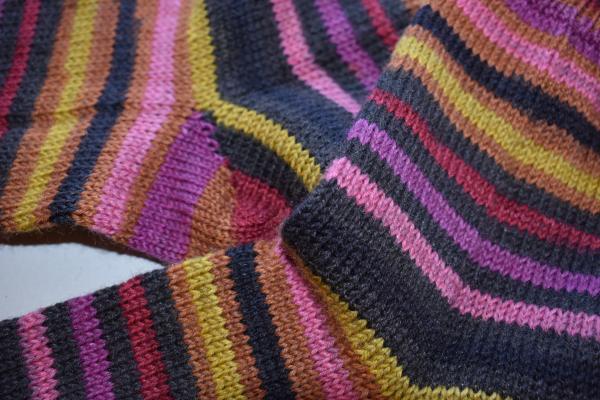 Gestrickte Socken Wollsocken Lana Grossa braun trifft pink/ocker