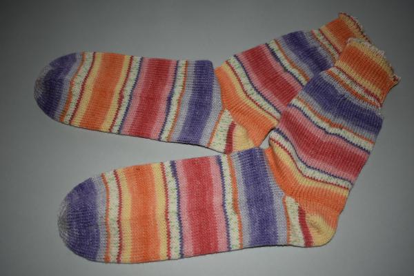 Gestrickte Socken Wollsocken Opal Love apricot/lila/rot