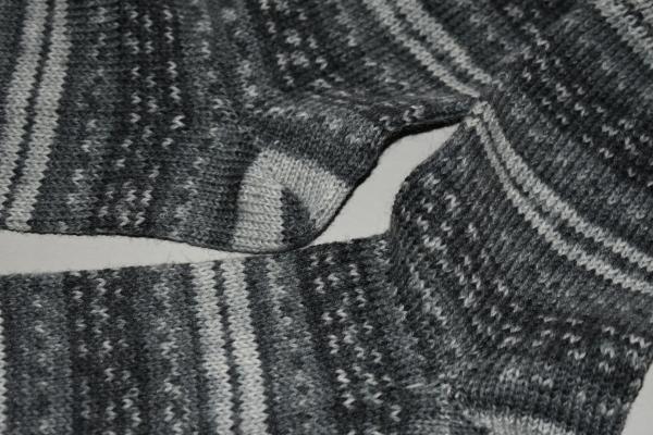 45 - 46 gestrickte Socken Opal Elegant grau gemustert