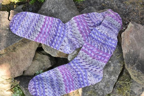Gestrickte Socken Wollsocken Lana Grossa lila