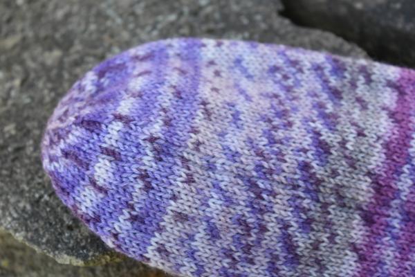 Gestrickte Socken Wollsocken Lana Grossa lila