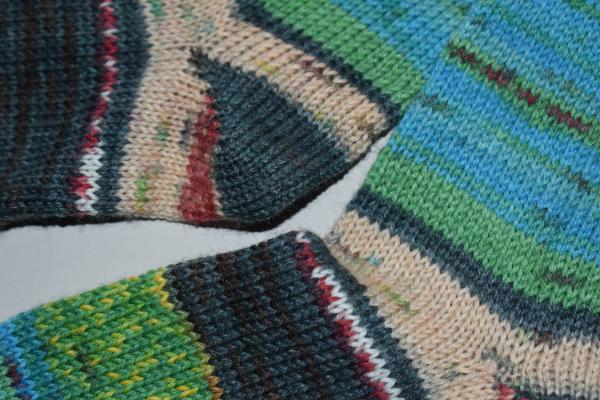 45 - 46 gestrickte Socken Opal Nach Hundertwasser -der Blaue Mond, Wollsocken, Socks, Haussocken