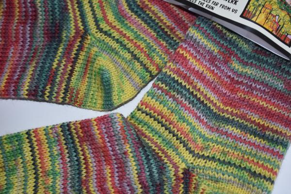43 - 44 Opal Nach Hundertwasser, gestrickte Socken, The rain falls far from us falls the rain, geschenk